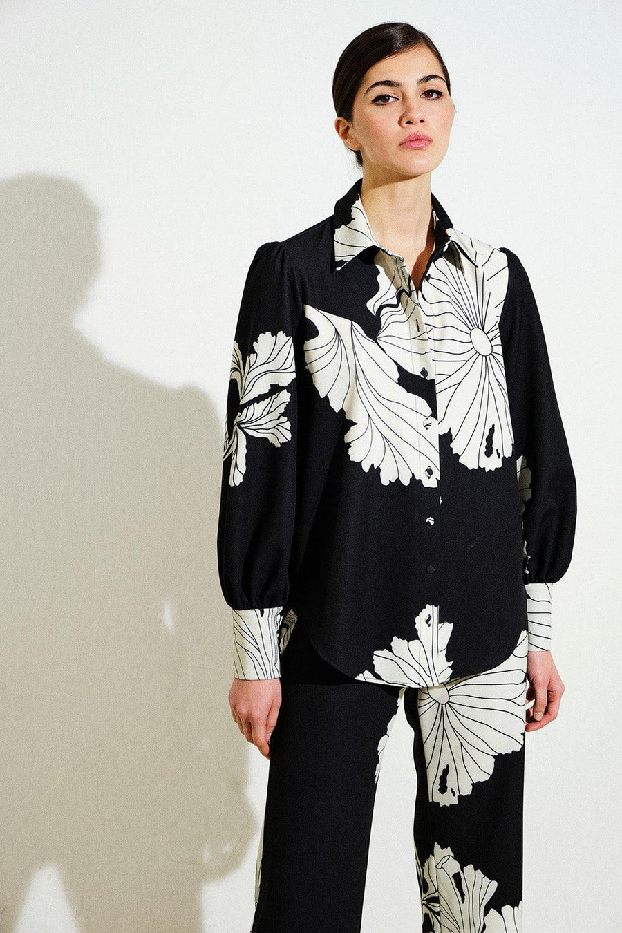 Amelia High-Waisted Pants | White Blooms - Mergim